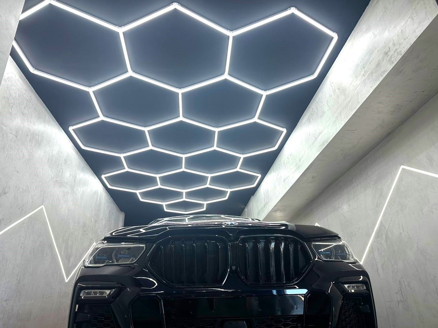 Μαύρο BMW X7 με εξαγωνικό φωτισμό LED