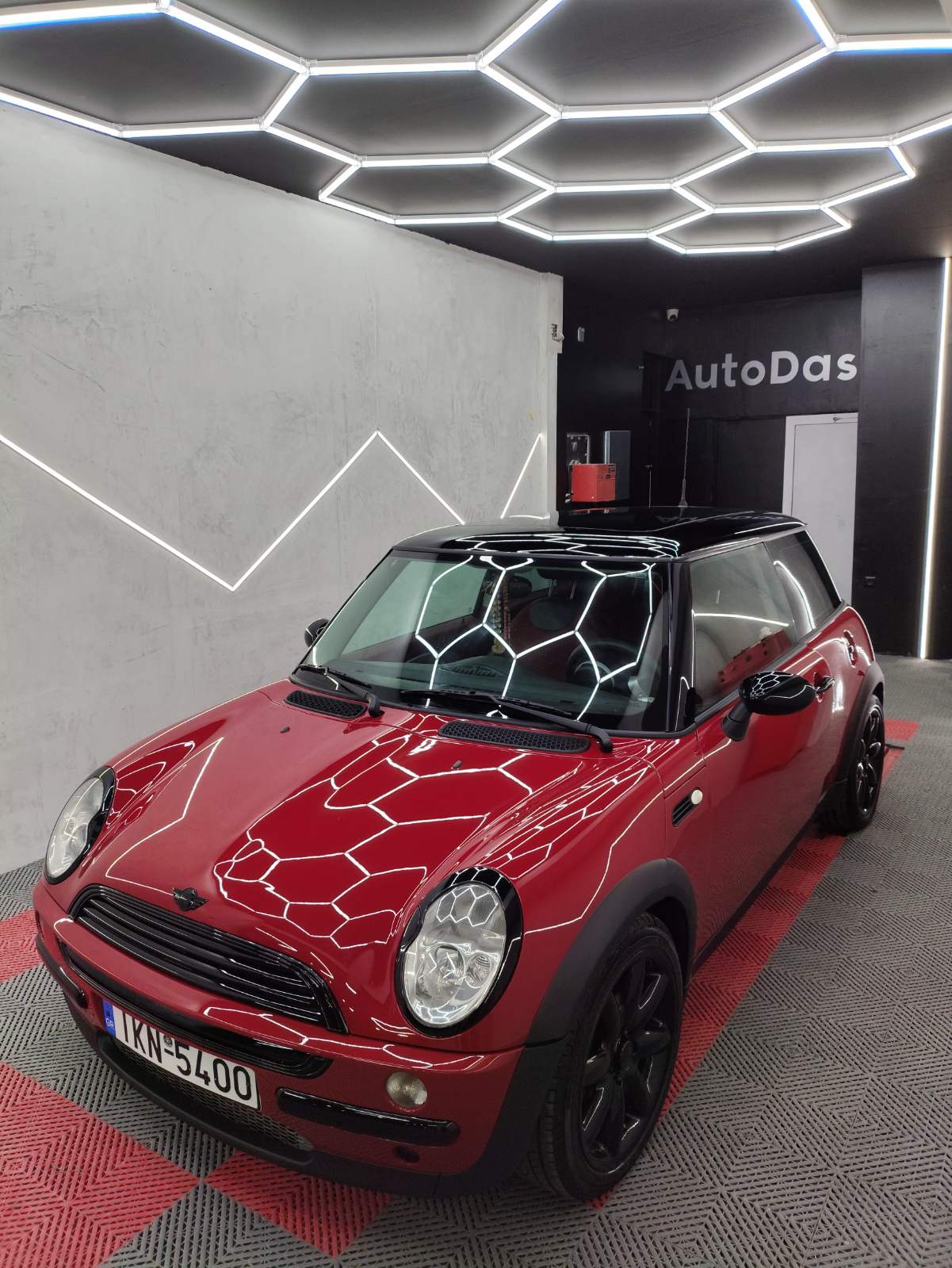 Κόκκινο Mini Cooper με μαύρη οροφή